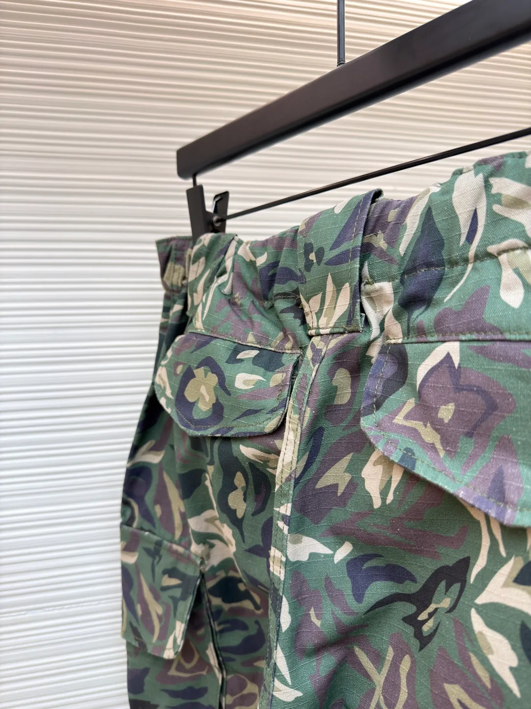 LOUIS VUITTON patch pocket overalls ●Original version: purchased and developed for 15700 ●Item number: 1681396-B70 ●Fabric: combed cotton fabric ●Technology: stone-ground light fermentation ●Color: camouflage ●Version: fitted version ●Weight: about 825 grams ●Size: 46-48-50-52 ●Description: Customized dark olive green double-sided yarn-dyed combed cotton, as warm as cotton, comfortable and close to the skin Jungle twilight, camouflage poetry, makes green transcend the boundaries of seasons and styles. It touches people's hearts with the depth of color. The patch embellishes the left pocket and becomes a low-key medal. LV's iconic Monogram disappears into the camouflage canvas, hiding the brand gene into the wild totem. Function first, aesthetics follows. Use the three-dimensional pockets on both sides as the skeleton to reshape the advanced form of pragmatism. A sense of luxury exuded from the inside out. A stunning work in the fashion feast, direct glaze spraying through high-precision digital nozzles and intelligent color management systems. Directly print the pattern on the surface of the fabric in a point-to-point manner. Turn the pattern into a flowing glaze and touch the texture of the fabric. Let the pattern have a visual impact and ergonomic three-dimensional cutting. Return to the traditional craftsmanship through segmentation, folding, shrinking, and stretching techniques. The so-called slow work produces fine work, which is the respect for the material. The pursuit of feel. The workmanship is complex and tedious. Slow aging. High loss, stone grinding light fermentation ➕ pulling, bleaching and softening. Through the mutual friction between pumice and clothing. Produce wear and fading effects on the surface of denim by combining pulling and bleaching to produce a certain texture and stretch effect on the clothing while bleaching. The overall wiring is straight and delicate, the fabric is comfortable and soft, and the color is consistent without color difference. It can be matched with the same style to create a fashionable look and control various occasions. Customized accessories, complete with three standards, same style for men and women!